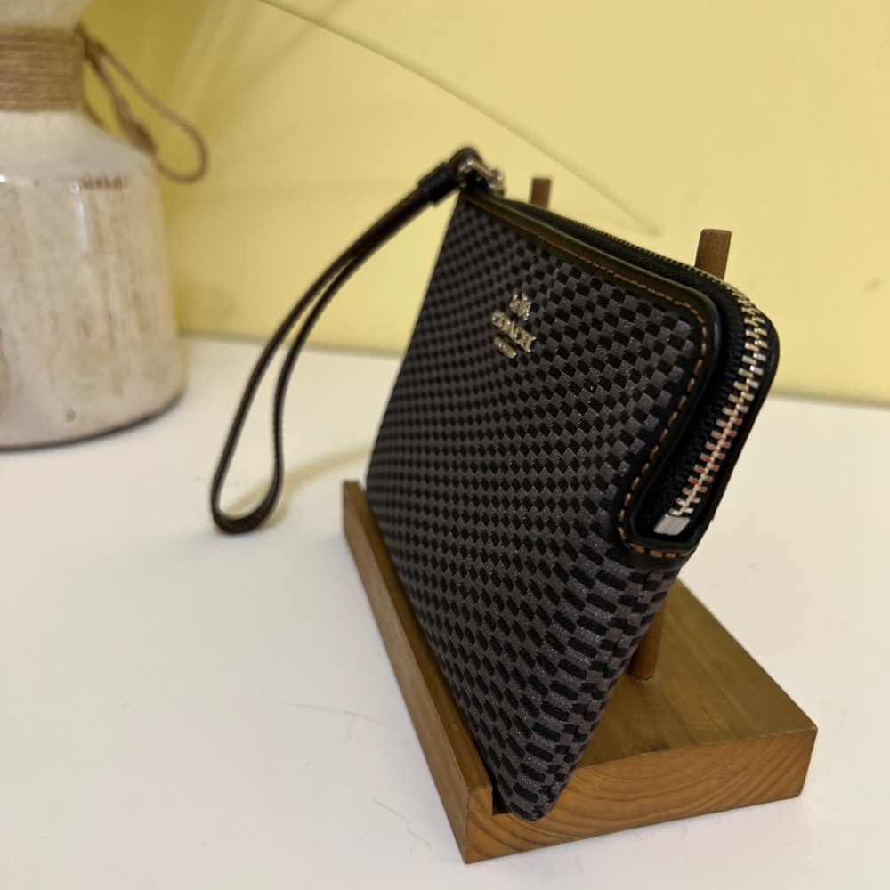 COACH CORNER ZIP WRISTLET WALLET GREY BLACK CHECKERED PATTERN - Picture 6 of 9